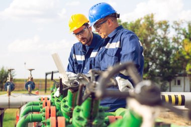 güç ve konumu sitede dizüstü kullanarak enerji mühendisi