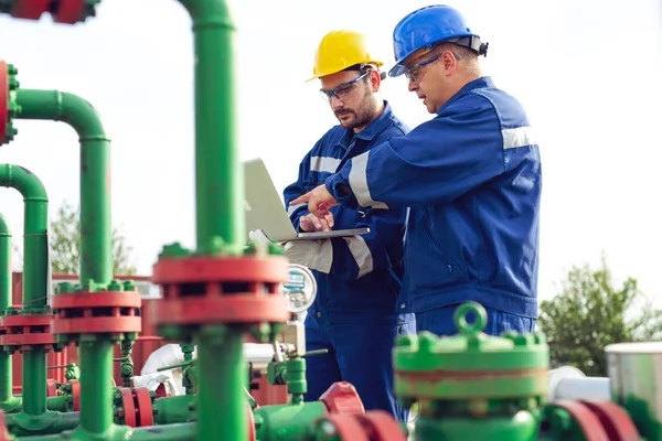 Engineer Power Energy Using Laptop Location Site — Stock Photo, Image