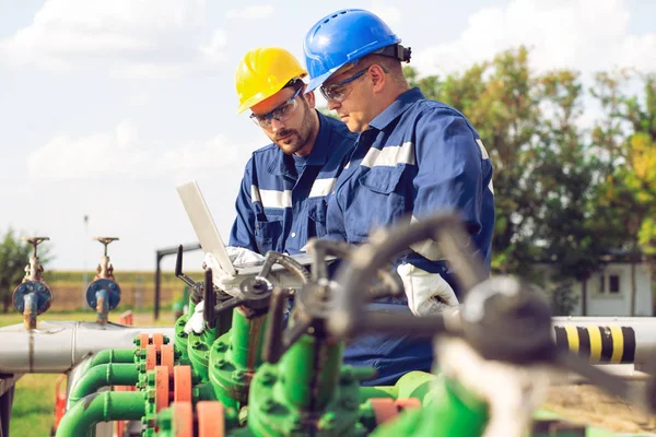 Inżynier Mocy Energii Korzysta Laptopa Miejscu Lokalizacji — Zdjęcie stockowe