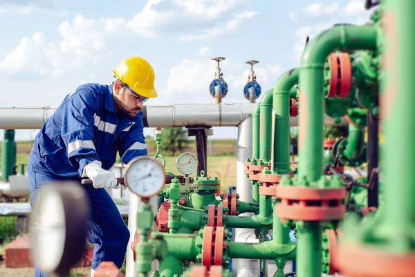 Worker Adjusting Gauge Oil Refinery — Stock Photo, Image