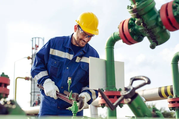 Calibre Ajuste Trabalhador Refinaria Petróleo — Fotografia de Stock