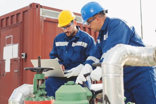 Dois Engenheiros Que Trabalham Dentro Refinaria Petróleo Gás — Fotografia de Stock