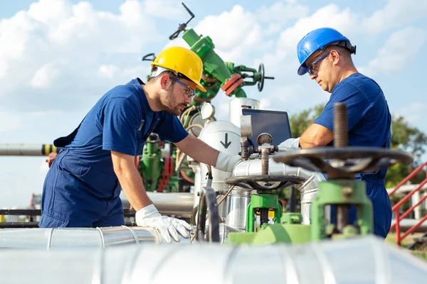Young Gas Production Operators — Stock Photo, Image