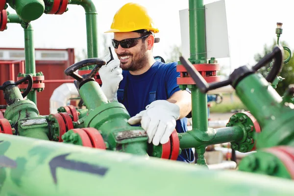 Operaio Nel Campo Petrolifero Che Parla Alla Radio — Foto Stock