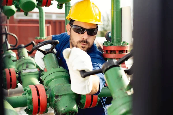 Oil Worker Turning Valve Oil Rig — Stock Photo, Image