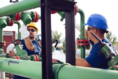 İki mühendis petrol ve doğal gaz rafineri içinde çalışıyor