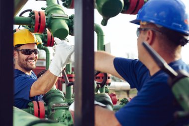 İki mühendis petrol ve doğal gaz rafineri içinde çalışıyor