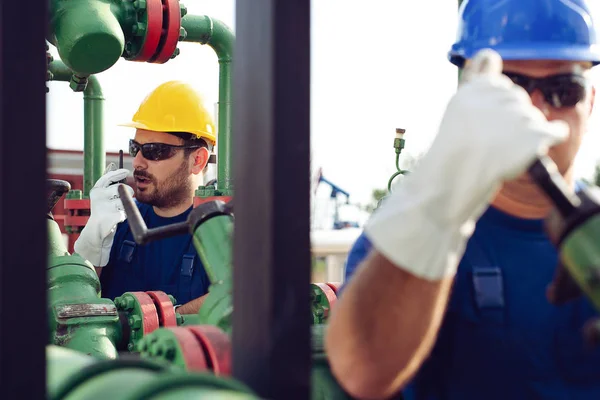 Worker Oil Pump Looks Laptop Speaking Radio Station — Stock Photo, Image