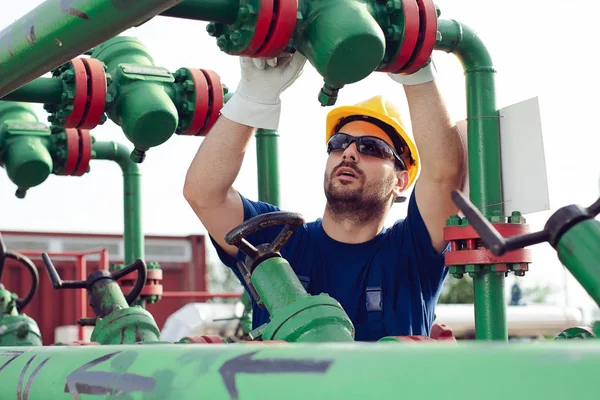 Oil Worker Turning Valve Oil Rig — Stock Photo, Image