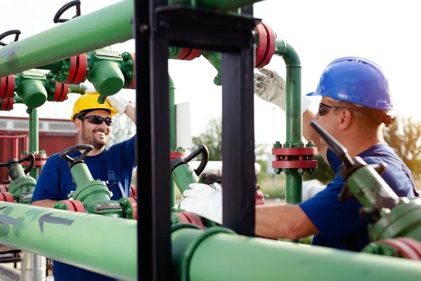 Dois Engenheiros Que Trabalham Dentro Refinaria Petróleo Gás — Fotografia de Stock