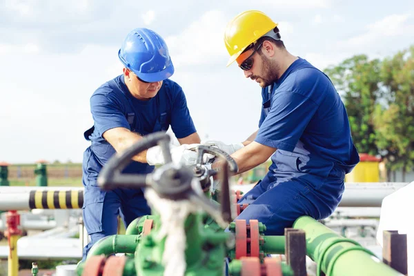 Giovani Operatori Produzione Gas — Foto Stock