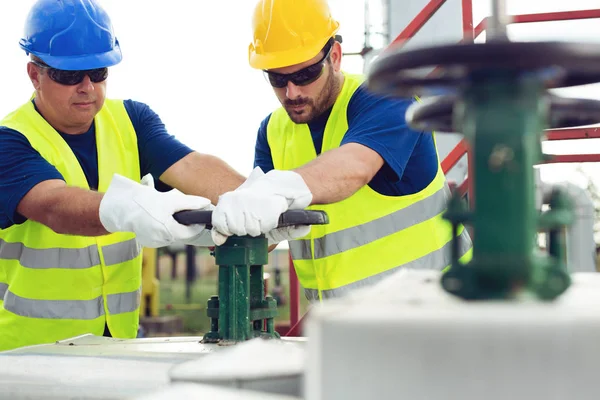 Giovani Operatori Produzione Gas — Foto Stock