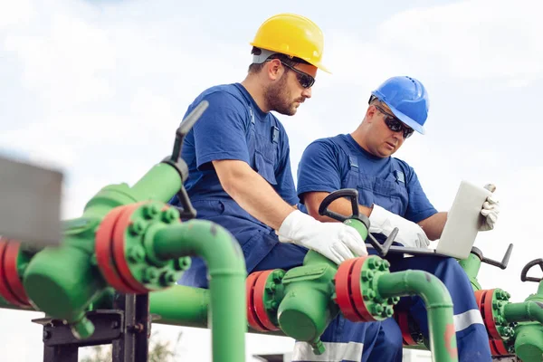 Ingeniero Campo Petróleo Gas Natural Tubería Refinería Imagen De Stock