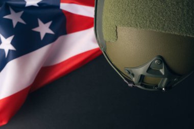 Askeri kask ve arka plan üzerinde Amerikan bayrağı
