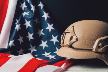 Askeri kask ve arka plan üzerinde Amerikan bayrağı