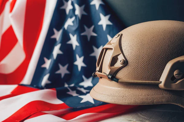 Capacetes Militares Bandeira Americana Segundo Plano — Fotografia de Stock