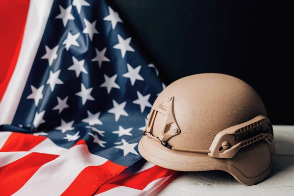 Vojenské Přilby Americká Vlajka Pozadí — Stock fotografie