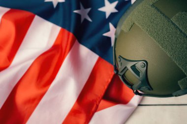 Askeri kask ve arka plan üzerinde Amerikan bayrağı