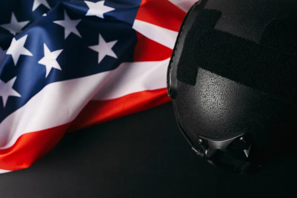 Militära Hjälmar Och Amerikanska Flaggan Bakgrund — Stockfoto