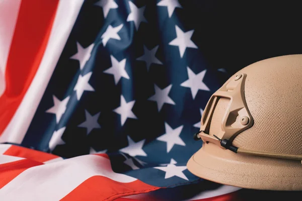 軍用ヘルメットと背景にアメリカの国旗 — ストック写真