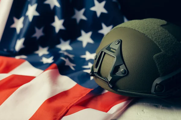 Askeri kask ve arka plan üzerinde Amerikan bayrağı