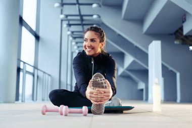 Onu bacak germe kadın ısınmak için uygun