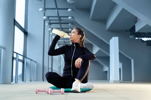 Gezonde Vrouw Drinkwater Uitoefening Van — Stockfoto