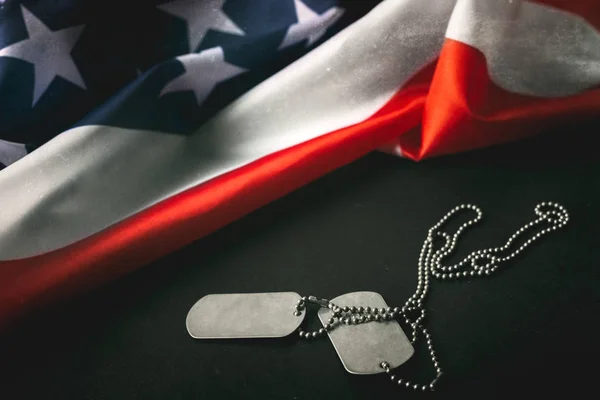 Amerikanska Flaggan Och Soldater Taggar Trä Bakgrund Veterans Day Koncept — Stockfoto