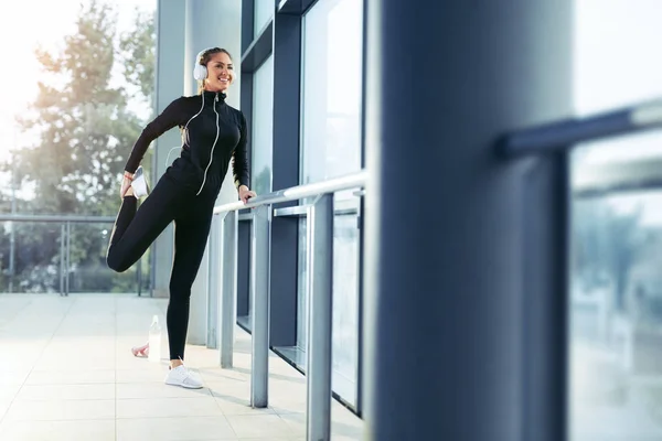 Frau Dehnt Sich Vor Dem Joggen Fitness Und Lifestyle Konzept — Stockfoto