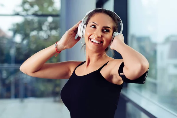 Menina Com Fones Ouvido Relaxante Ginásio — Fotografia de Stock