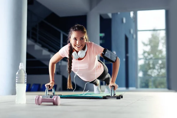 Sterke Jonge Vrouw Doen Push Ups Sportschool — Stockfoto