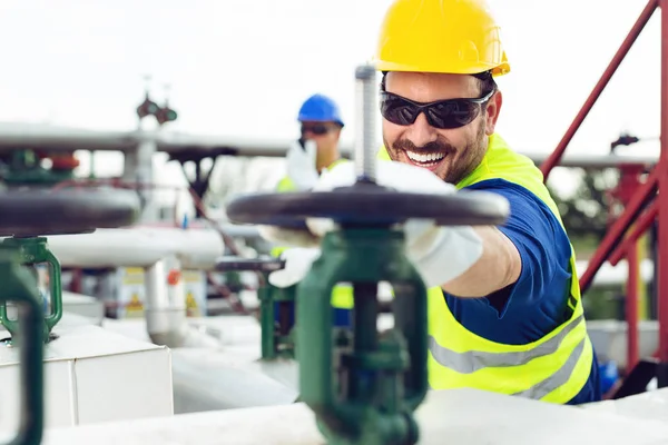 Olie Werker Sluit Het Ventiel Oliepijpleiding — Stockfoto