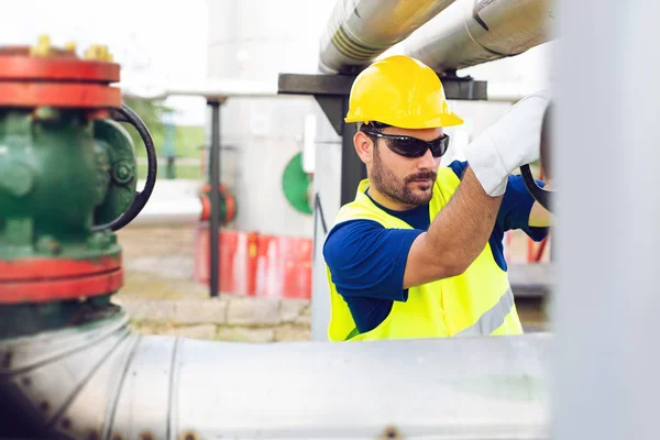 Ingegnere Che Lavora All Interno Della Raffineria Petrolio Gas — Foto Stock