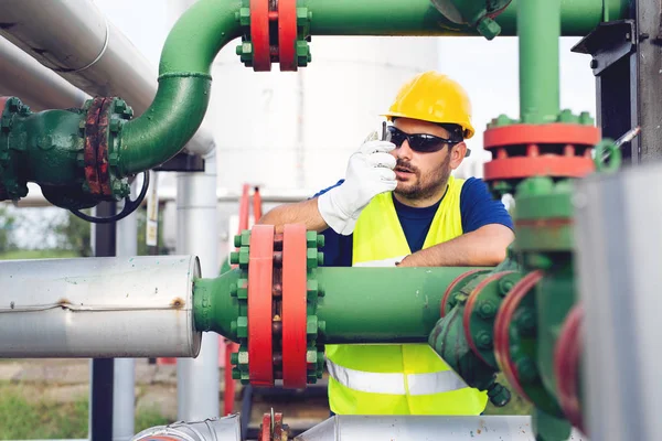 Inżynier Pracy Wewnątrz Rafinerii Ropy Naftowej Gazu — Zdjęcie stockowe