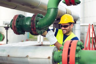 Petrol ve gaz rafineri içinde çalışan mühendis