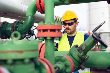 Petrol ve gaz ve boru hatları ile telefonda konuşurken mühendisi
