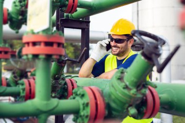 Petrol ve gaz ve boru hatları ile telefonda konuşurken mühendisi