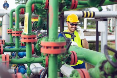 Petrol ve gaz ve boru hatları ile telefonda konuşurken mühendisi