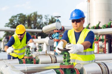İki mühendis petrol ve doğal gaz rafineri içinde çalışıyor
