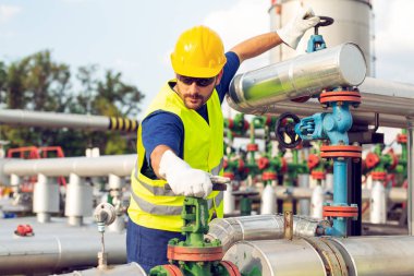 İki mühendis petrol ve doğal gaz rafineri içinde çalışıyor