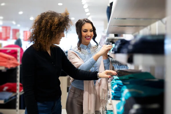 Duas Meninas Bonitas Olhando Para Nova Coleção Roupas Loja Departamento — Fotografia de Stock