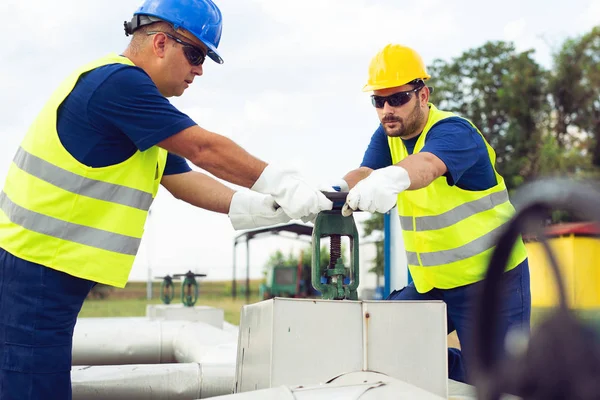 Petrol Işçisi Petrol Boru Hattı Üzerinde Vana Kapatır — Stok fotoğraf