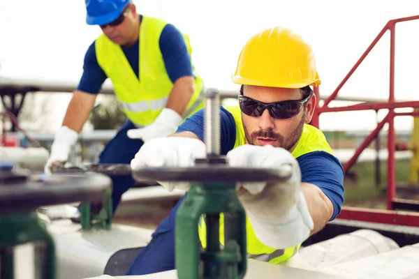 Olie Werker Sluit Het Ventiel Oliepijpleiding — Stockfoto