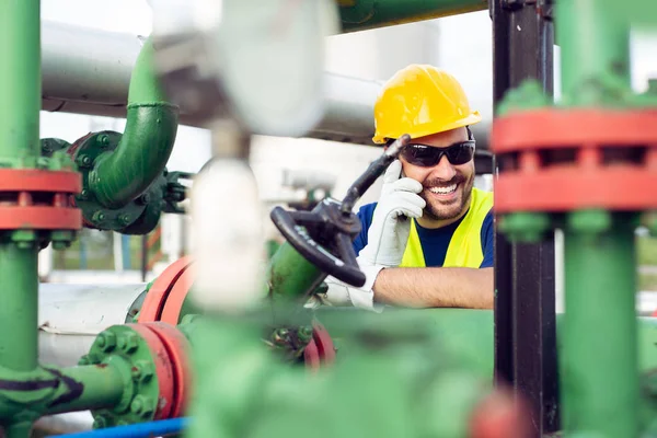 Petrol Gaz Boru Hatları Ile Telefonda Konuşurken Mühendisi — Stok fotoğraf