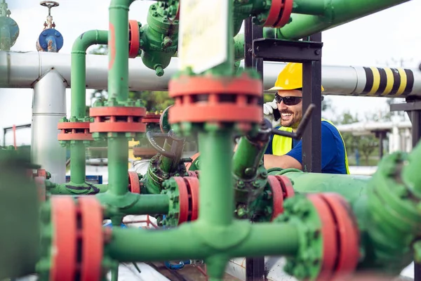 Нефть Газ Трубопроводы Инженером Разговаривают Телефону — стоковое фото