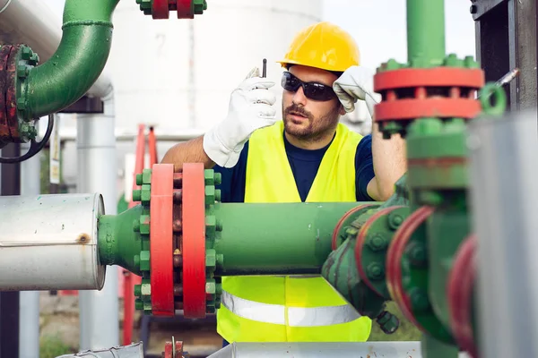 石油と天然ガスの製油所の中で働いているエンジニア — ストック写真