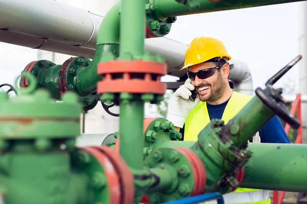 Olie Gas Pijpleidingen Met Ingenieur Praten Telefoon — Stockfoto