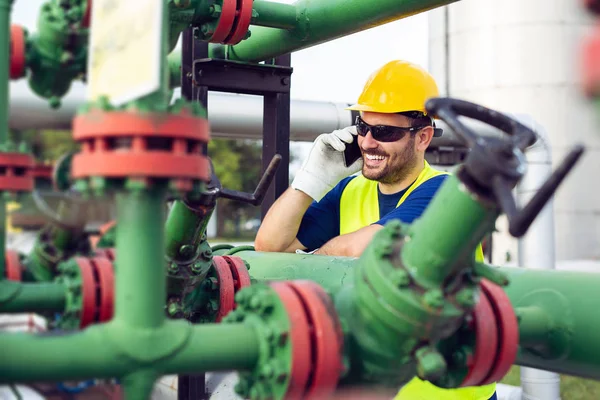 Olje Och Gas Och Rörledningar Med Ingenjör Talar Telefon — Stockfoto