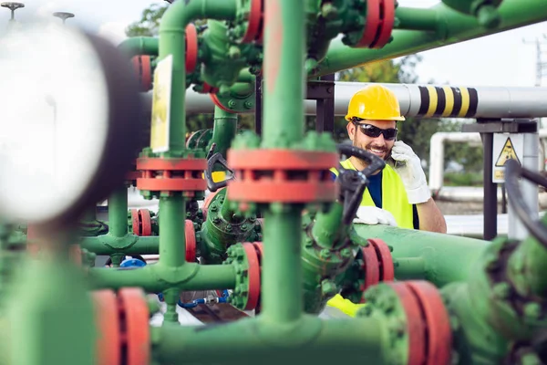 Petrol Gaz Boru Hatları Ile Telefonda Konuşurken Mühendisi — Stok fotoğraf