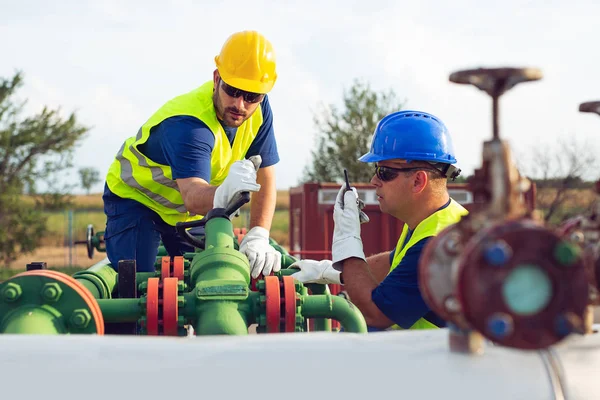 Two Engineers Working Oil Gas Refinery — Stock Photo, Image